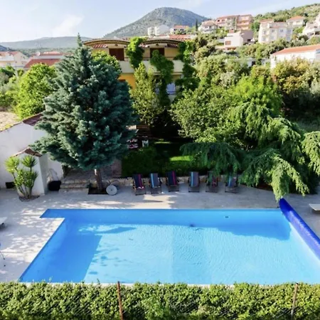 A 1 W Shared Pool And Balcony Near The