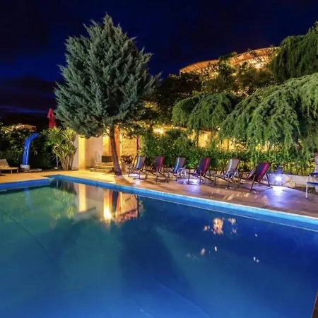 A 1 W Shared Pool And Balcony Near The Apartament Seget Vranjica