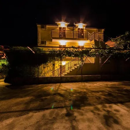 A 1 W Shared Pool And Balcony Near The Seget Vranjica